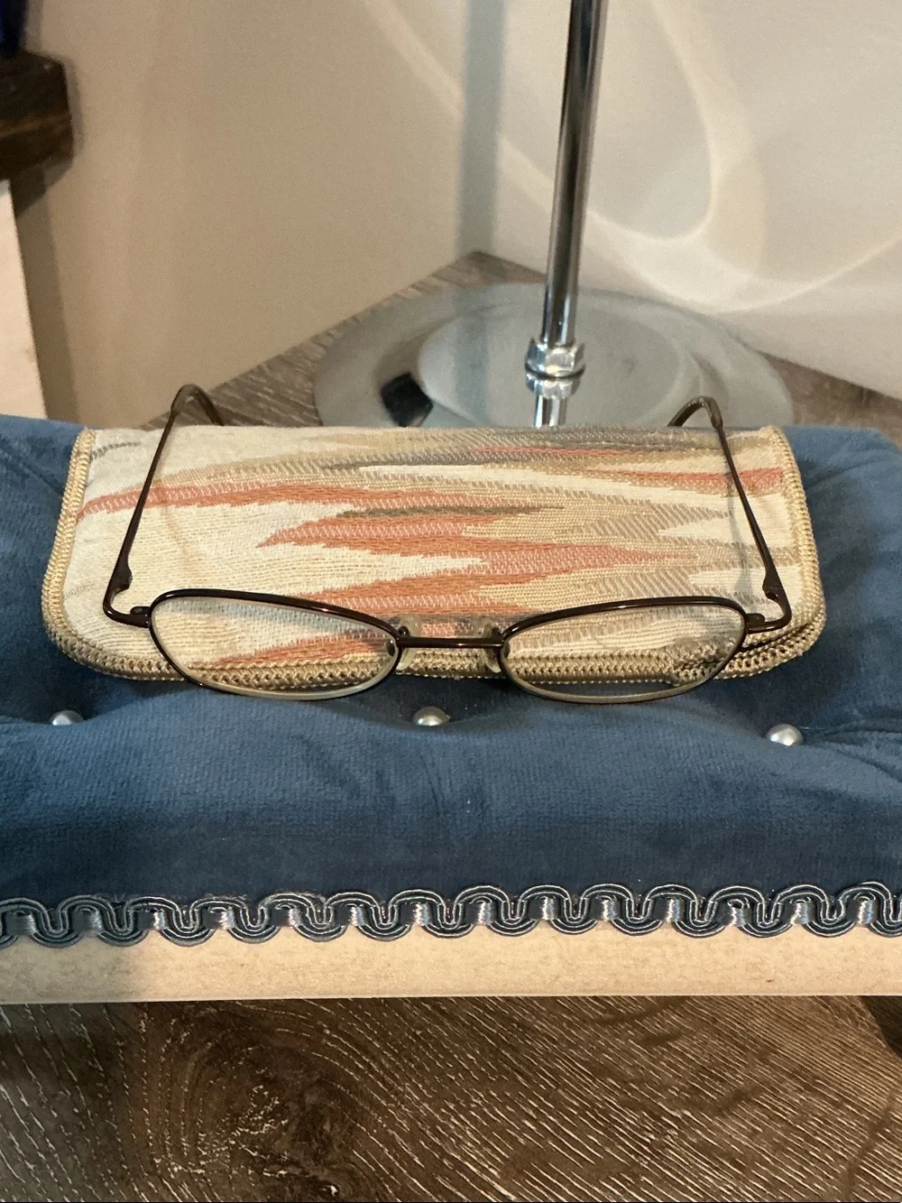 BONGO Women's Oval Reading Glasses Brown Metal Frame 47 18 135 with Case